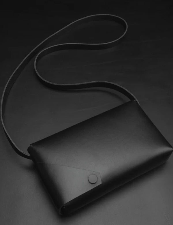 S Bag em Pele - Preta com o Botão Preto